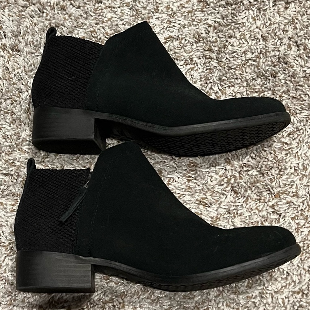 Toms Deia Suede Bootie. Black. Size 9.5